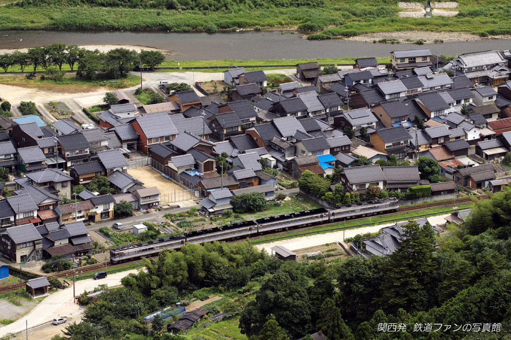 竹田 2 渋い瓦屋根の城下町を俯瞰 関西発 鉄道ファンの写真館 撮影地ガイド 竹田 2 渋い瓦屋根の城下町を俯瞰 関西発 鉄道ファンの写真館 撮影地ガイド