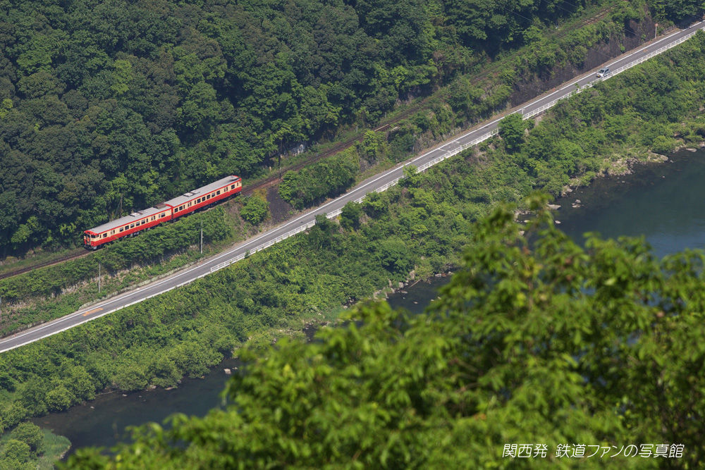 牧山 1 旭川沿って走るみまさかノスタルジーを俯瞰 関西発 鉄道ファンの写真館 撮影地ガイド 牧山 1 旭川沿って走るみまさかノスタルジーを俯瞰 関西発 鉄道ファンの写真館 撮影地ガイド