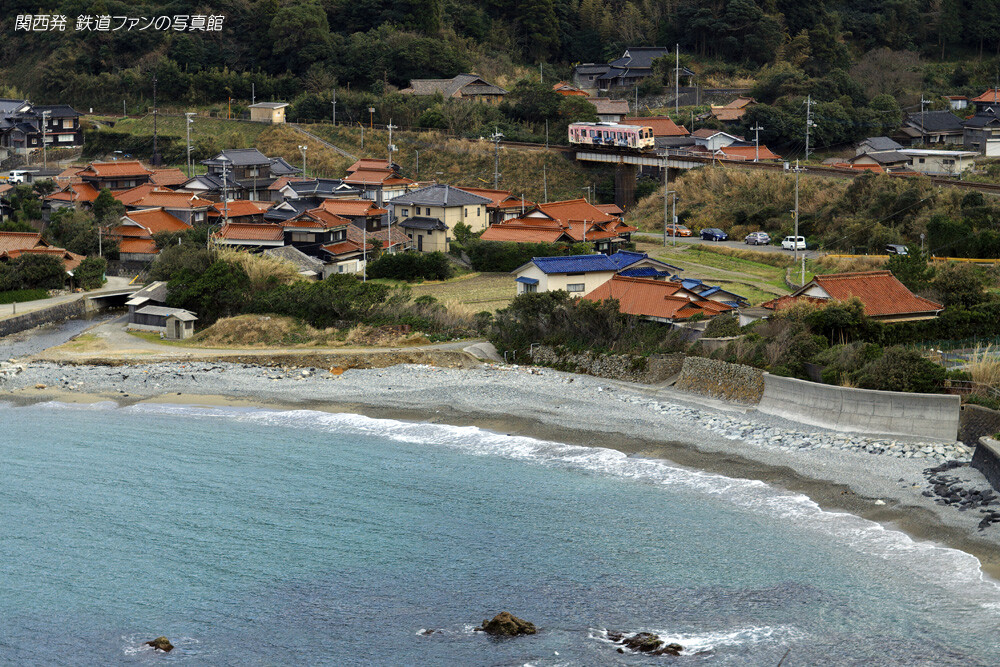 関西発 鉄道ファンの写真館 撮影地ガイド飯井 (3) ~海を前景に飯井駅を俯瞰~コメント