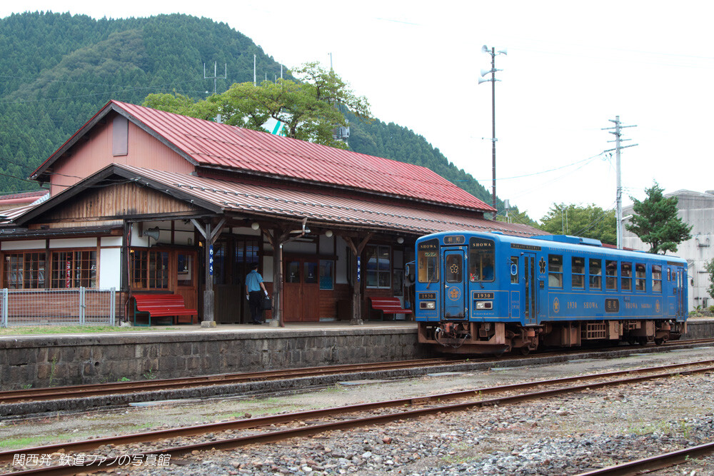 若桜鉄道 若桜 (1) ～昭和の木造駅舎と「昭和号」～ : 関西発 鉄道
