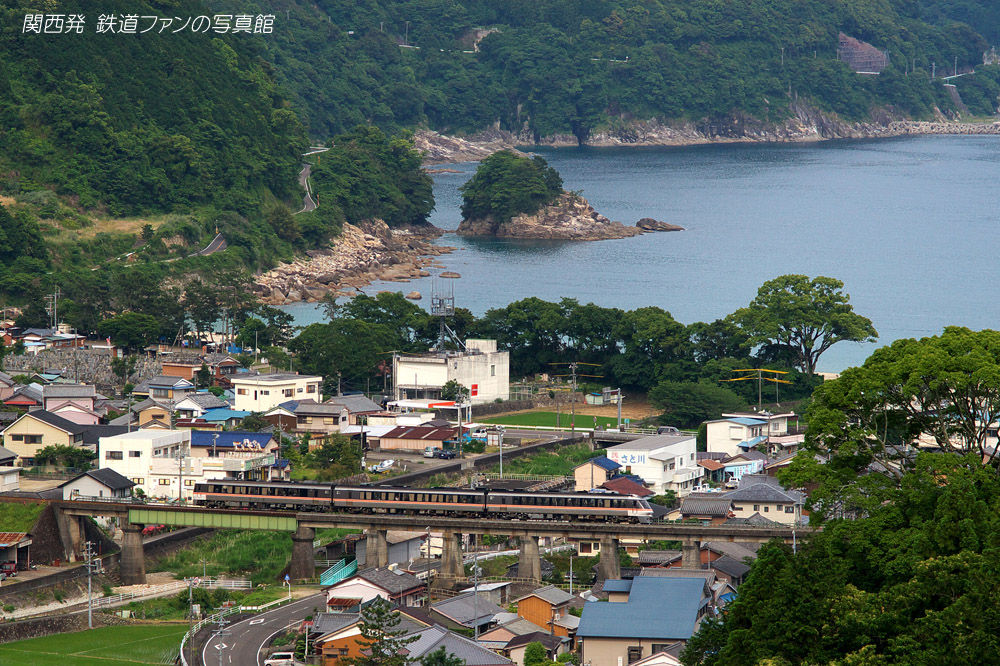 新鹿 1 街並みと海岸を俯瞰 関西発 鉄道ファンの写真館 撮影地ガイド