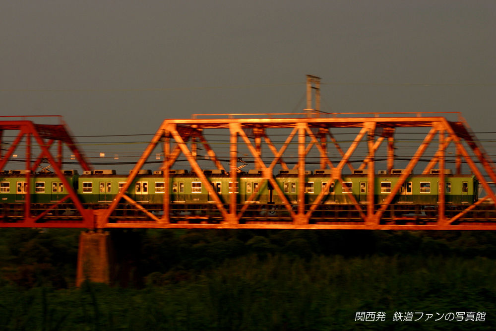 京阪電鉄 八幡市 4 夕陽に染まるトラス橋 関西発 鉄道ファンの写真館 撮影地ガイド