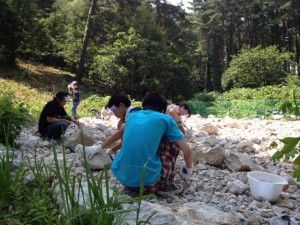黙々とハンマーで岩石を割っていきます