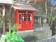 ŷ04