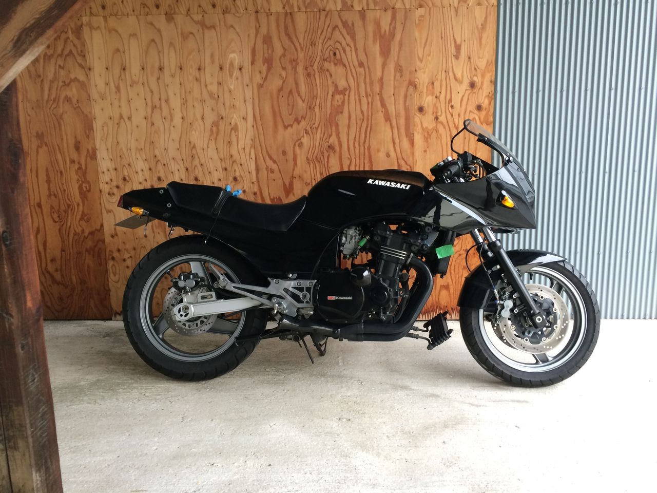 バイク用 GPZ900Rアッパーカウル黒 FRP 未使用 バイク用 GPZ900Rアッパーカウル黒 FRP 未使用 カワサキ GPZ900R