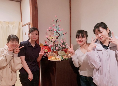 寮でベトナムのお正月をお祝い 左からニャット、タオ、リン、リー