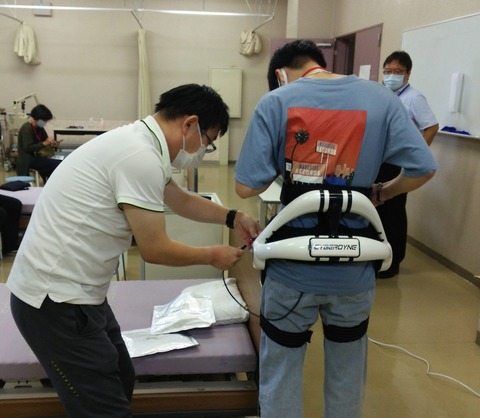 介護ロボ装着準備②