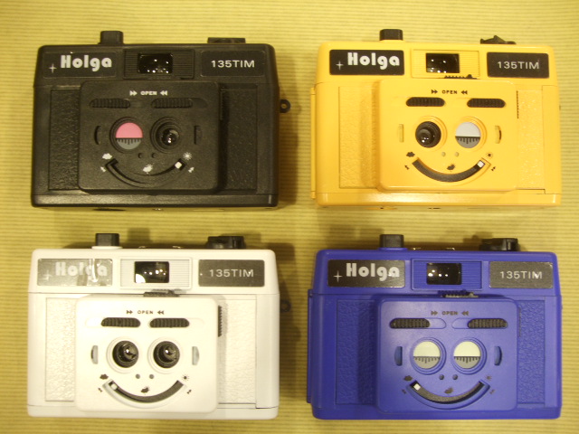 【希少品】新品未使用　Holga 135TIM フィルムカメラ スマイルデザイン HOLGA ホルガ【HOLGA】フィルムカメラ H-135 BC ビビットカラー
