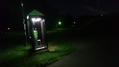 夜の電話ボックス
