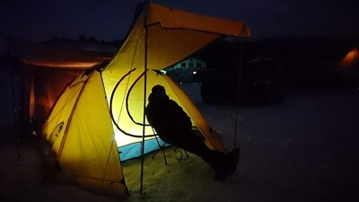 雪中キャンプテント
