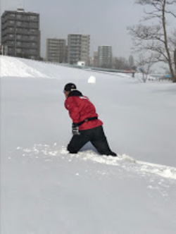 河川敷　膝上まで雪