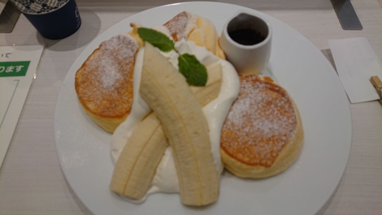 幸せのパンケーキ梅田店 の バナナホイップパンケーキチョコソース添え なにわすてい ｐａｒｔ４