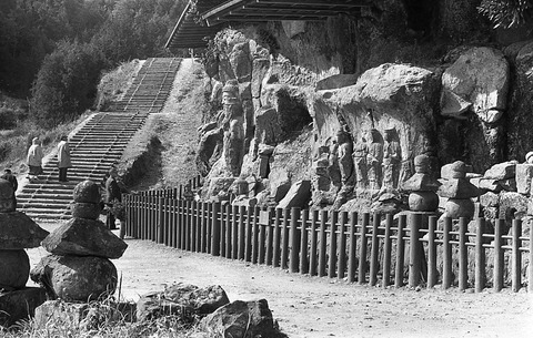 臼杵石仏第2龕ホキ阿弥陀三尊磨崖仏