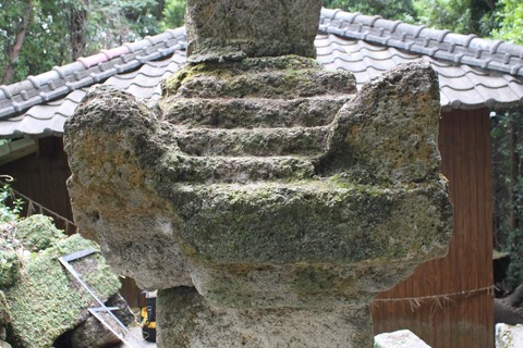 長崎県茸山大菩薩権現社宝篋印塔残欠20110727 (11)