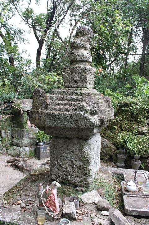 長崎県茸山大菩薩権現社宝篋印塔残欠20110727 (4)