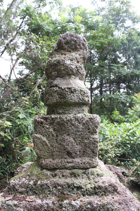 長崎県茸山大菩薩権現社宝篋印塔残欠20110727 (14)