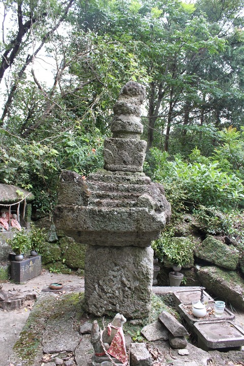 長崎県茸山大菩薩権現社宝篋印塔残欠20110727 (2)