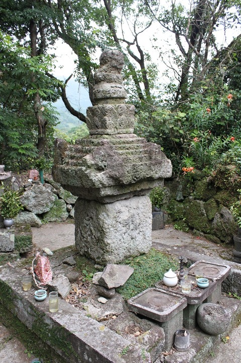 長崎県茸山大菩薩権現社宝篋印塔残欠20110727 (5)