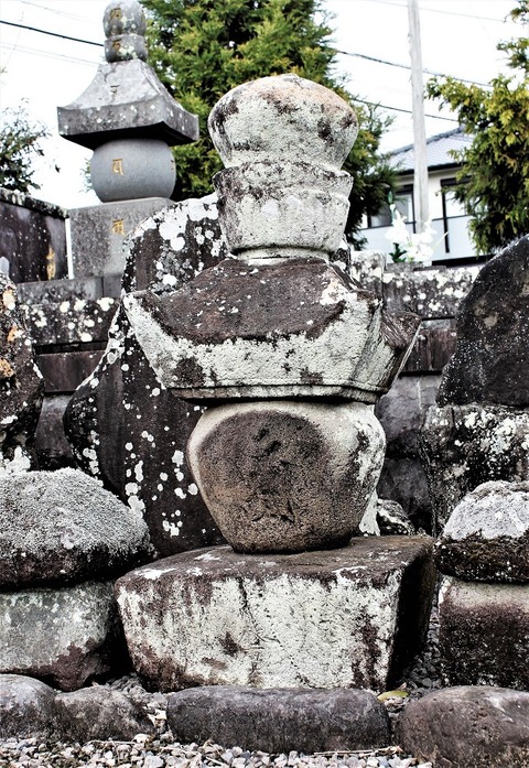 （図2）蓮厳院墓地天文十一年銘塔2016112829