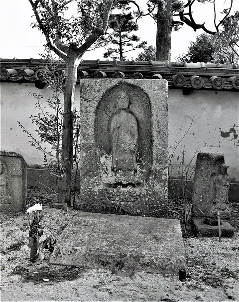 柳本専行院建治二年型阿弥陀如来立像石棺仏 (2)