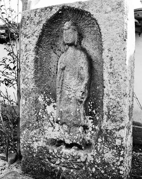 柳本専行院建治二年型阿弥陀如来立像石棺仏 (3)