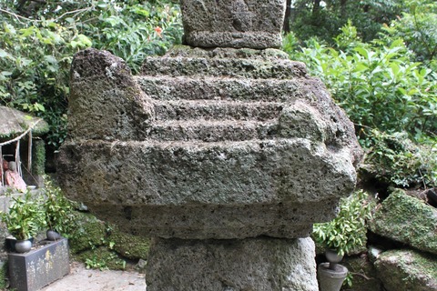 長崎県茸山大菩薩権現社宝篋印塔残欠20110727 (10)