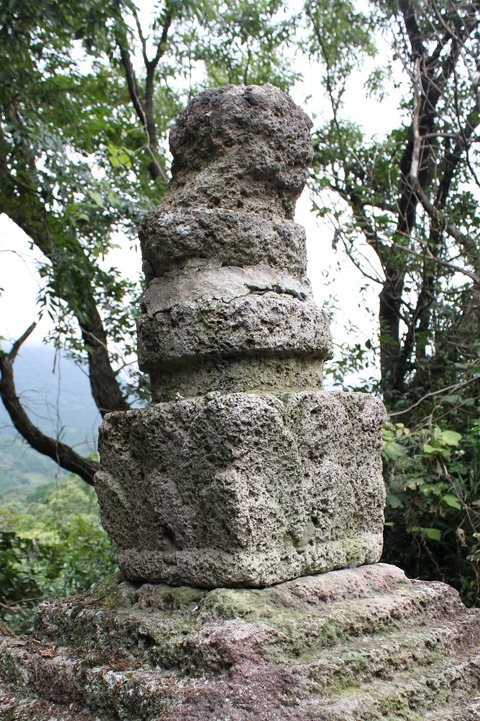 長崎県茸山大菩薩権現社宝篋印塔残欠20110727 (13)