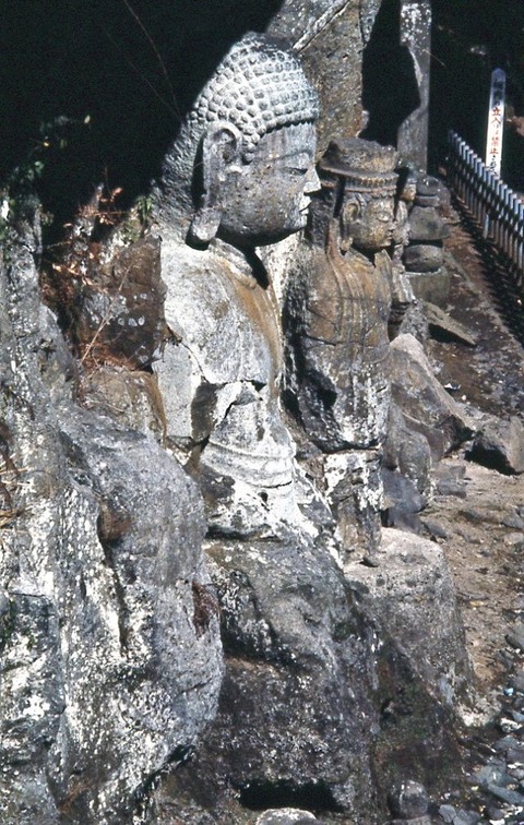 臼杵石仏第2龕ホキ阿弥陀三尊磨崖仏中尊阿弥陀如来坐像