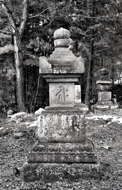 2024.03.05.柳本長岳寺墓地宝篋印塔 (2)