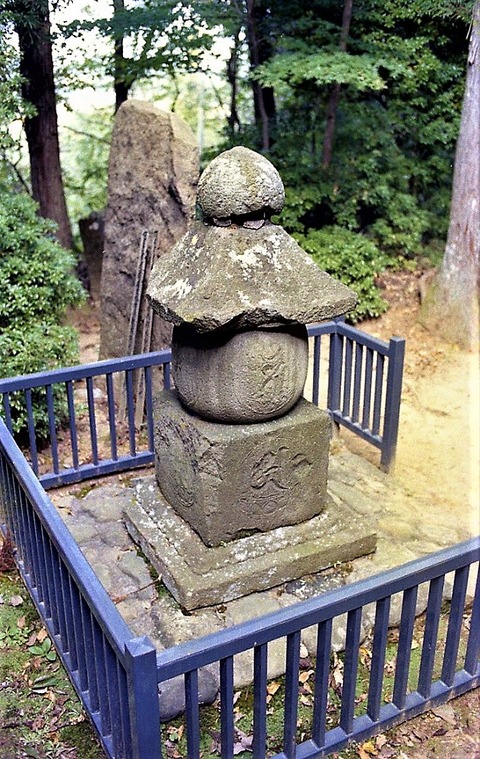 釈尊院五輪塔仁安四年1982100910 (2)