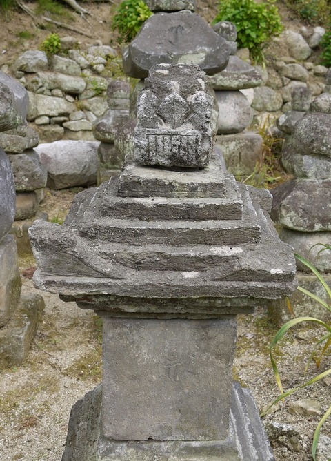 7普光寺石塔群宝篋印塔至徳三年、明徳四年大牟田市大字今山