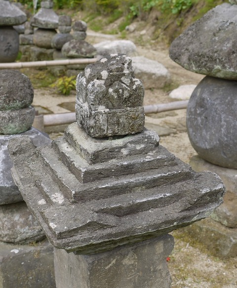 10普光寺石塔群宝篋印塔至徳三年、明徳四年大牟田市大字今山