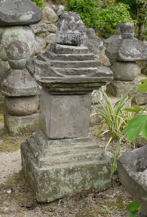 1普光寺石塔群宝篋印塔至徳三年、明徳四年大牟田市大字今山