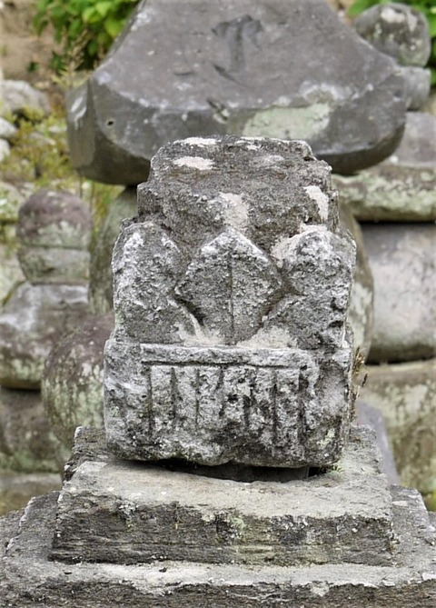 11普光寺石塔群宝篋印塔至徳三年、明徳四年大牟田市大字今山