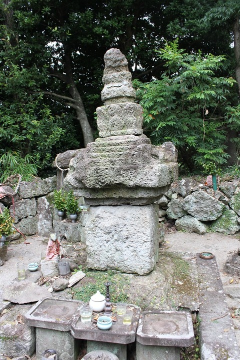 長崎県茸山大菩薩権現社宝篋印塔残欠20110727 (3)