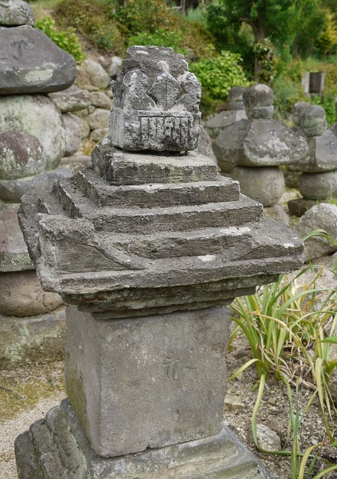 8普光寺石塔群宝篋印塔至徳三年、明徳四年大牟田市大字今山