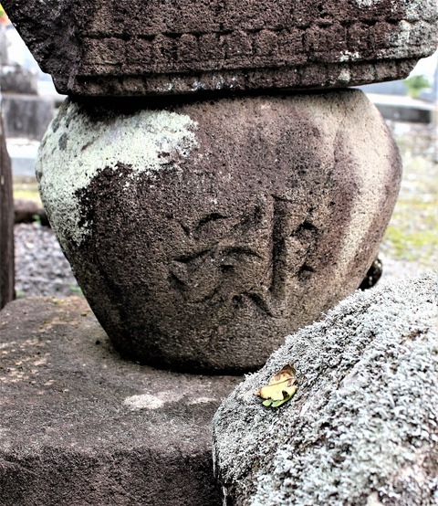 （図11）蓮厳院墓地天文十一年銘塔2016112829