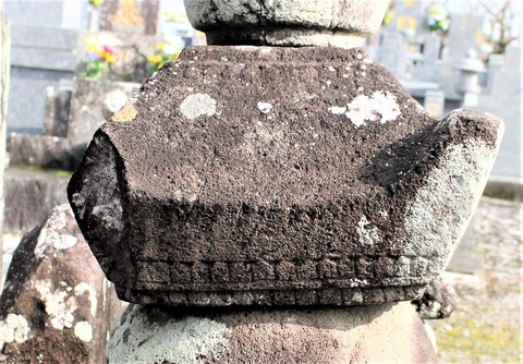 （図16）蓮厳院墓地天文十一年銘塔2016112829