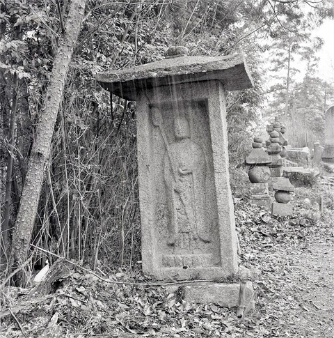 笠置寺東山墓地地蔵立像笠石龕仏（鎌倉時代後期）