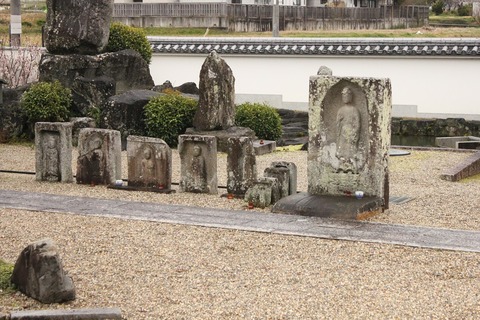 柳本専行院建治三年型地蔵坐像石棺仏