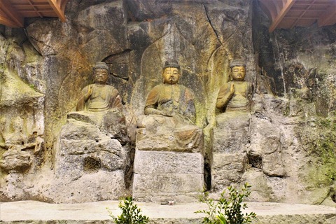 臼杵石仏第5龕　堂ヶ迫　阿弥陀如来中心の五尊磨崖仏 (2)