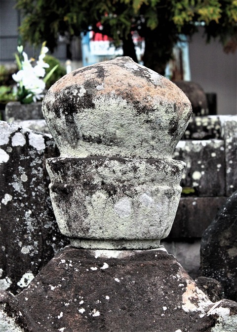 （図18）蓮厳院墓地天文十一年銘塔2016112829