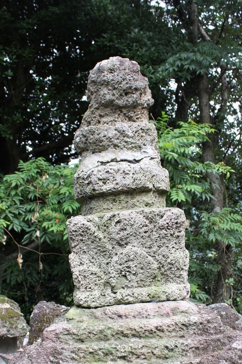 長崎県茸山大菩薩権現社宝篋印塔残欠20110727 (12)