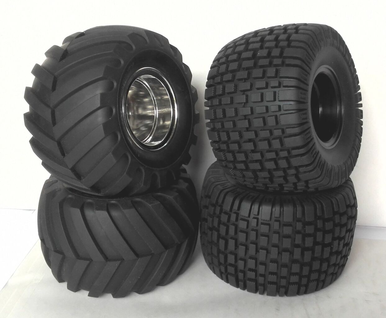 ワイルドウイリー2用レーシングラジアルタイヤ タミヤのタイヤと比較 ワイルドウイリー2 用 ブロック タイヤ GYAR RC