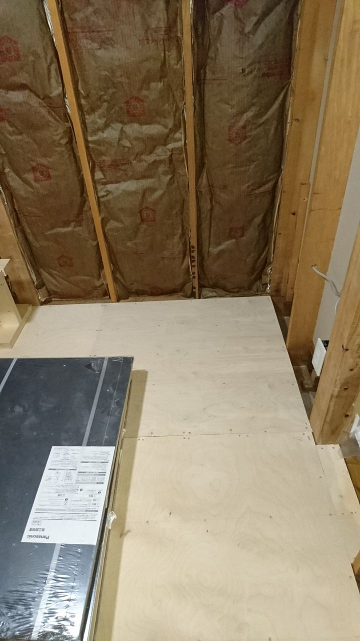 屋根裏に部屋を作る3 床を貼る ペンギンのちくんの生活