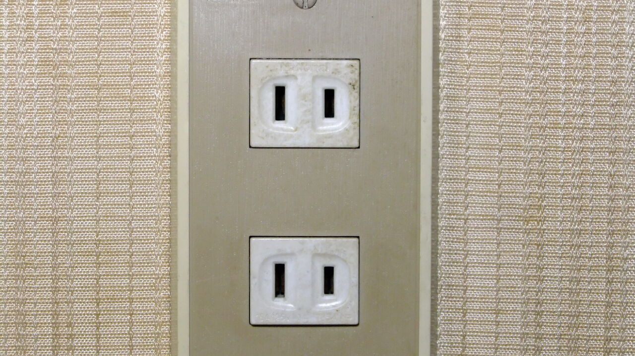 コンセントは差し込む方向がある スタジオ3006