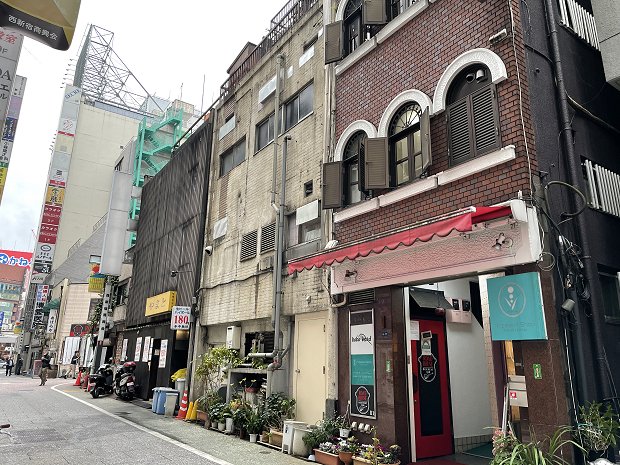 長渕剛主演ドラマ とんぼ 第1話のロケ地 西新宿 Studio Chanpin 長渕剛主演ドラマ とんぼ 第1話のロケ地 西新宿 Studio Chanpin