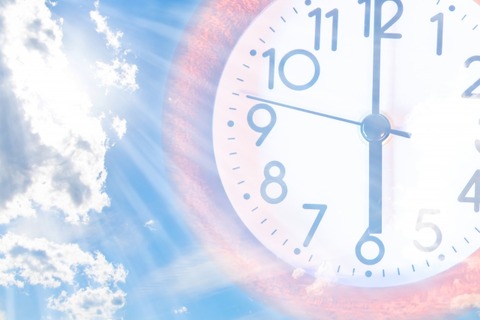 青空がバックにある柱時計