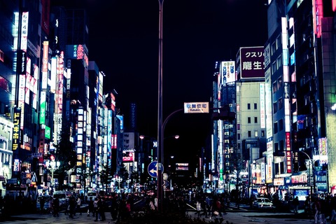 夜の繁華街に仕事帰りのサラリーマンが行き交う