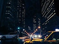 夜のビル群と行き交う車
